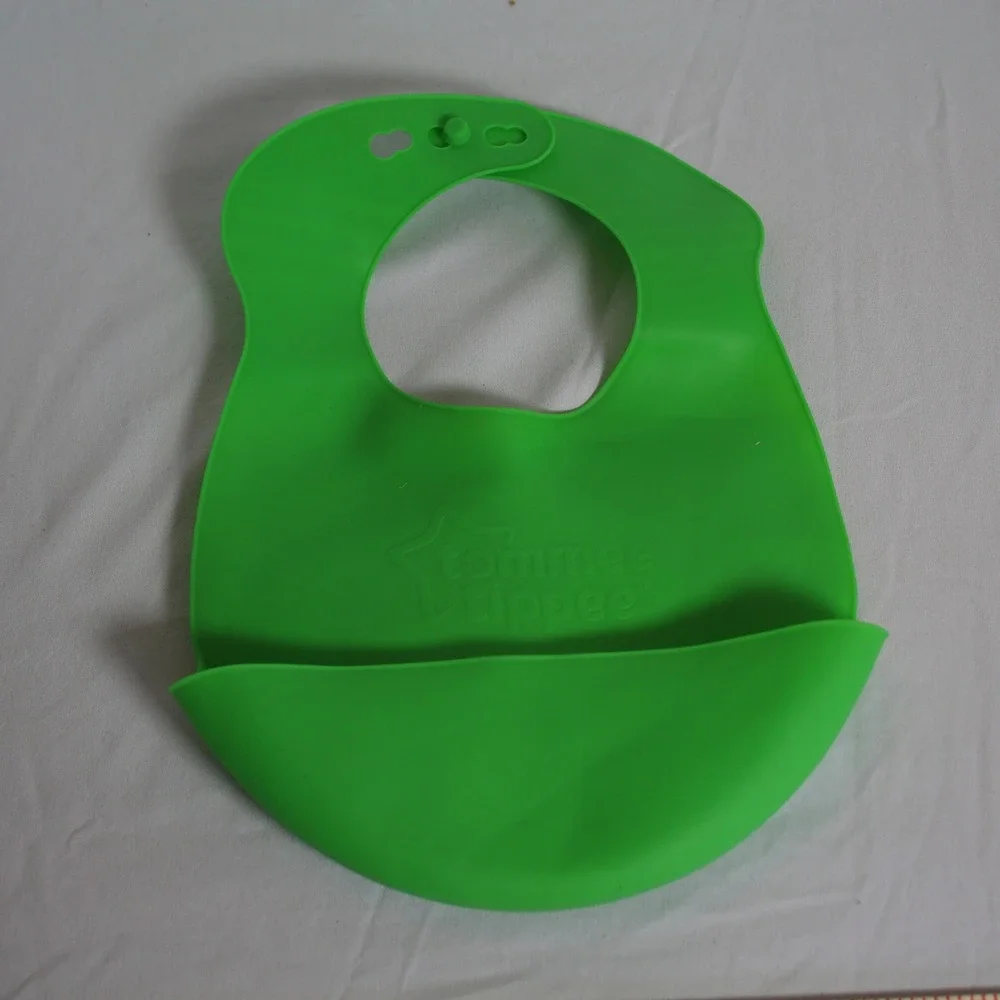 Tommee Tippee Green Catch All Bib - Soft Flexible Silicone Food Catcher for Baby